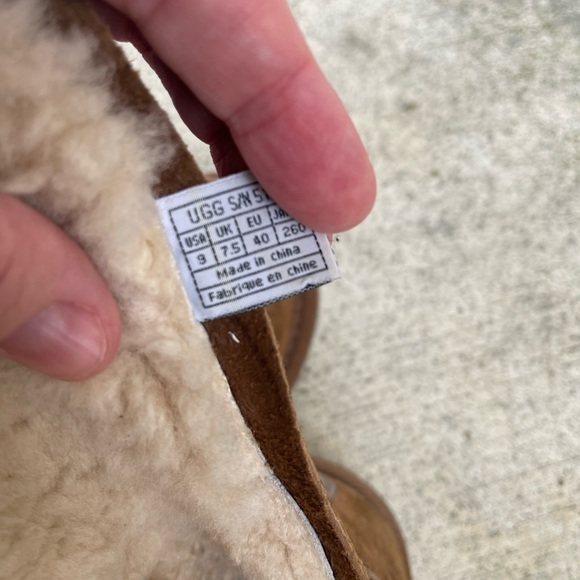 UGG boots.  Very clean and in good condition.  Metal label on the back. - Picture 5 of 7